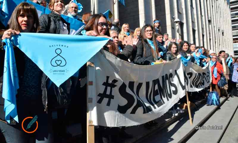 Pañuelazo celeste frente a Tribunales contra la legalización del aborto