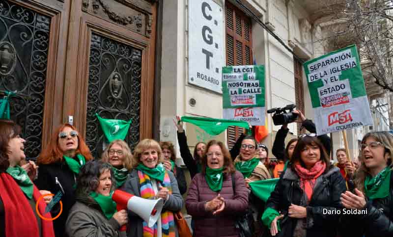 Pañuelazo verde frente a la sede de la CGT Rosario