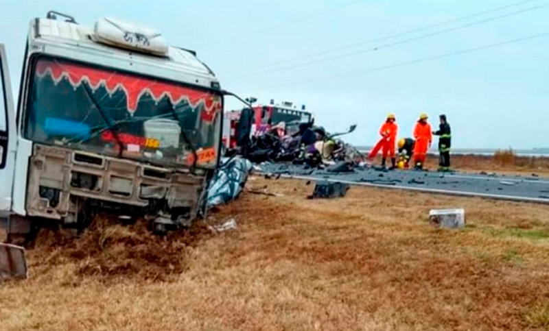 Al menos cuatro personas fallecieron tras un choque sobre la Ruta 8