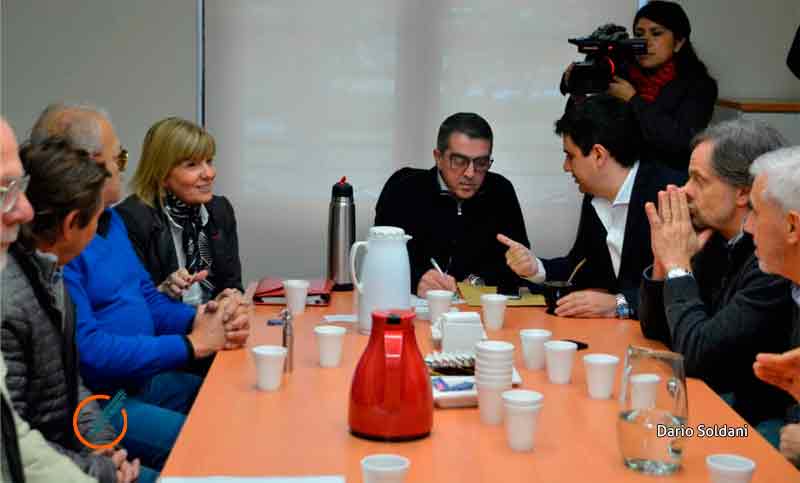 Uber: taxistas rosarinos se reunieron con legisladores y concejales