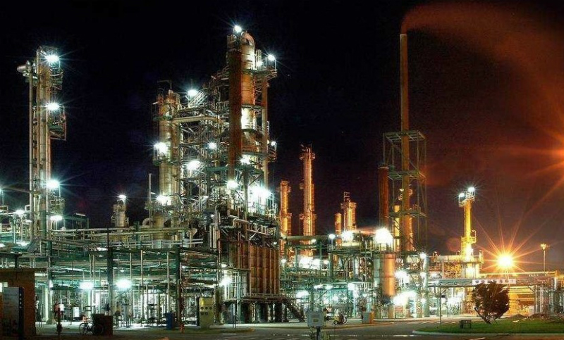 Trabajadores de una refinería ocuparon la planta por el despido de 200 empleados