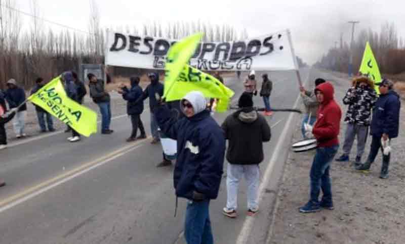Trabajadores desocupados de Uocra cortaron rutas en Río Negro
