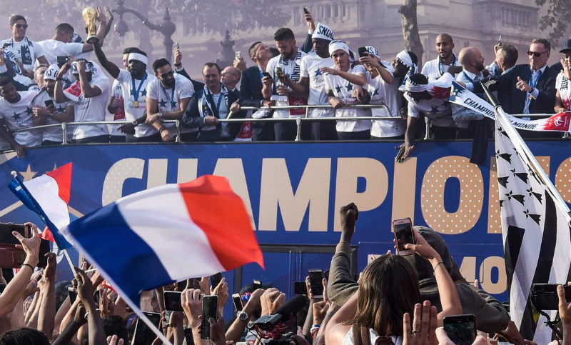 Los campeones del mundo festejaron junto a cientos de miles de personas en Paris