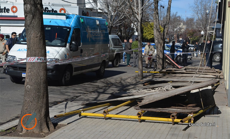 Un obrero y una mujer resultaron heridos al desplomarse un andamio