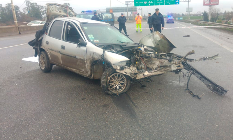 Dos personas fallecidas al volcar un vehículo: una de las víctimas salió despedida