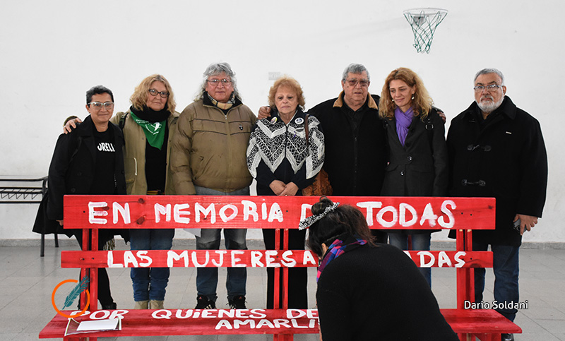 Un Banco Rojo «en memoria de todas las mujeres asesinadas por quienes decían amarlas”