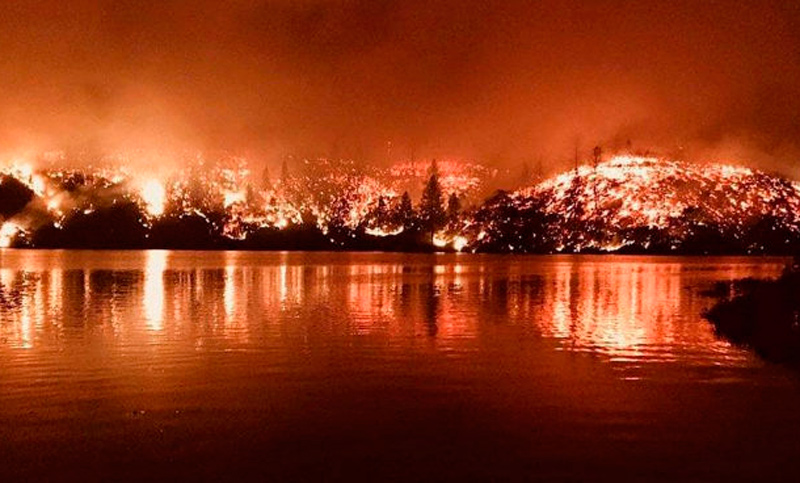 Los incendios se extienden en California y provocan miles de evacuados