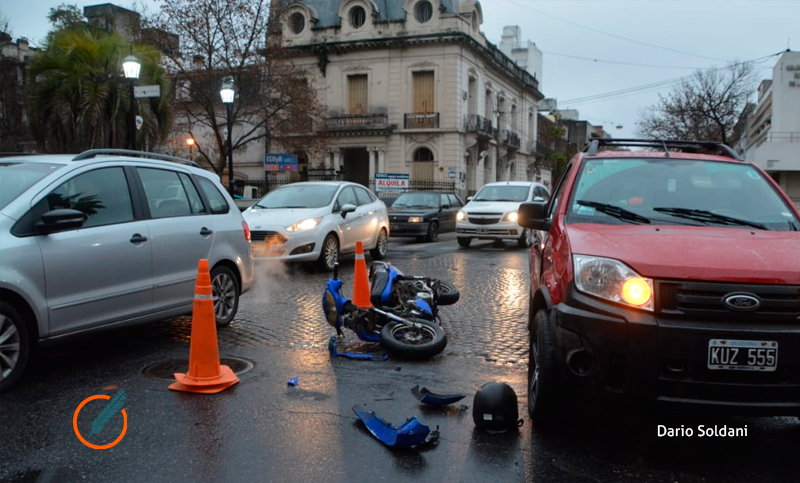 Una moto chocó contra una camioneta en Oroño y Tucumán