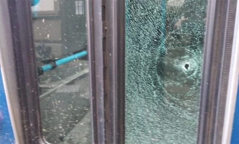 Golpeó a su novia y baleó el colectivo en el que ella se quiso escapar