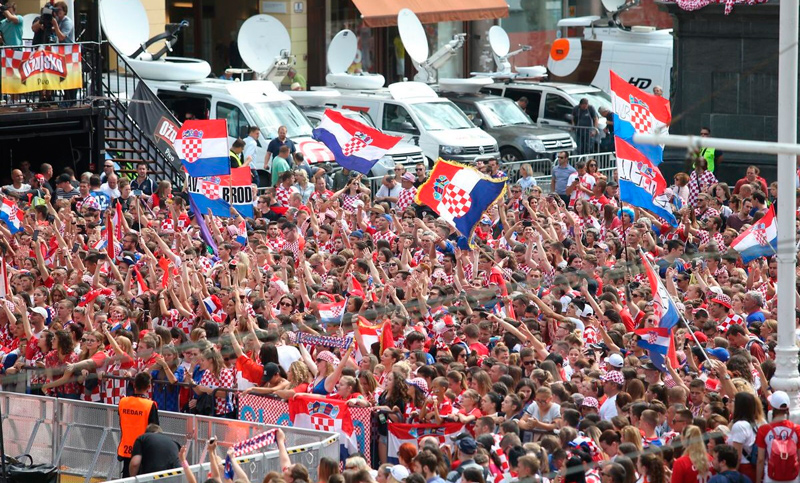 Una multitud recibió con agradecimiento a los «héroes» de Croacia