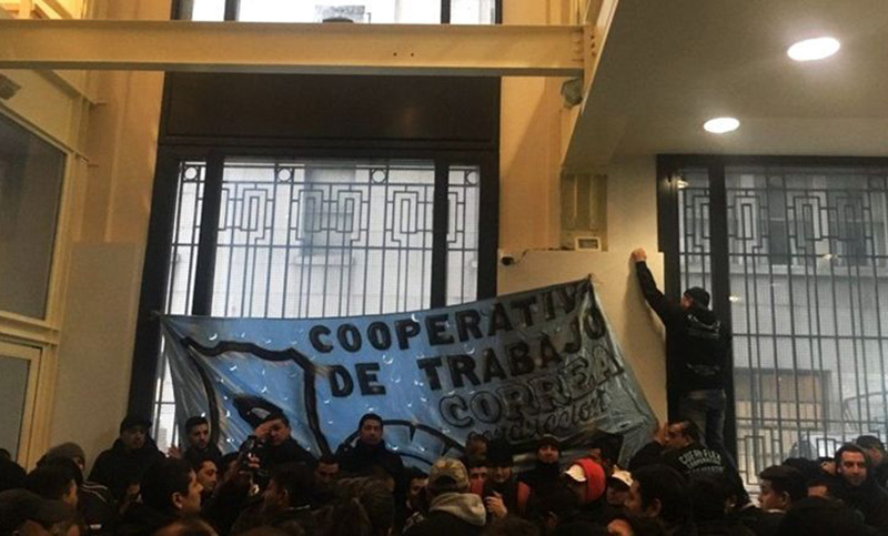 Trabajadores de una cooperativa que no pueden pagar las tarifas tomaron el Ministerio de Energía