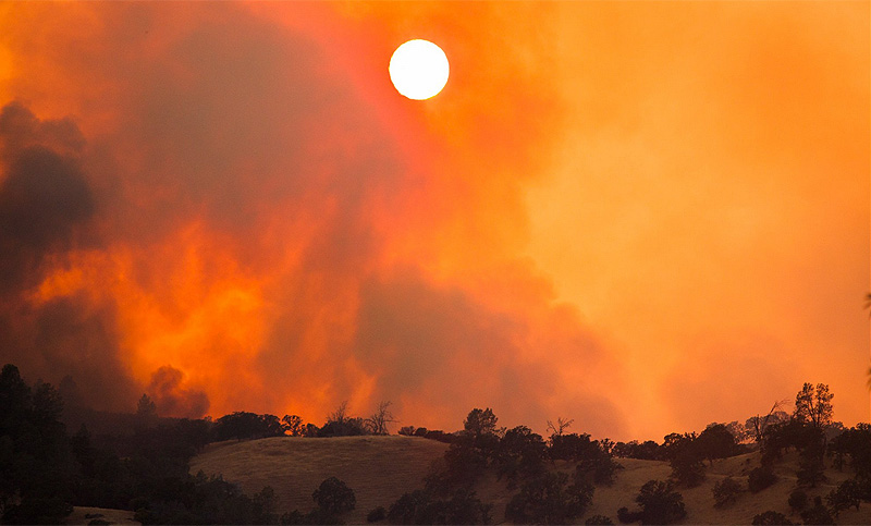 Siguen expandiéndose rápidamente incendios en California