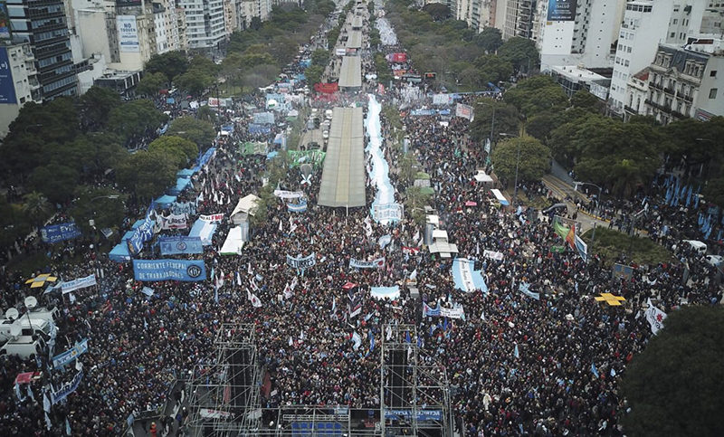La manifestación opositora copó la avenida 9 de julio en Buenos Aires