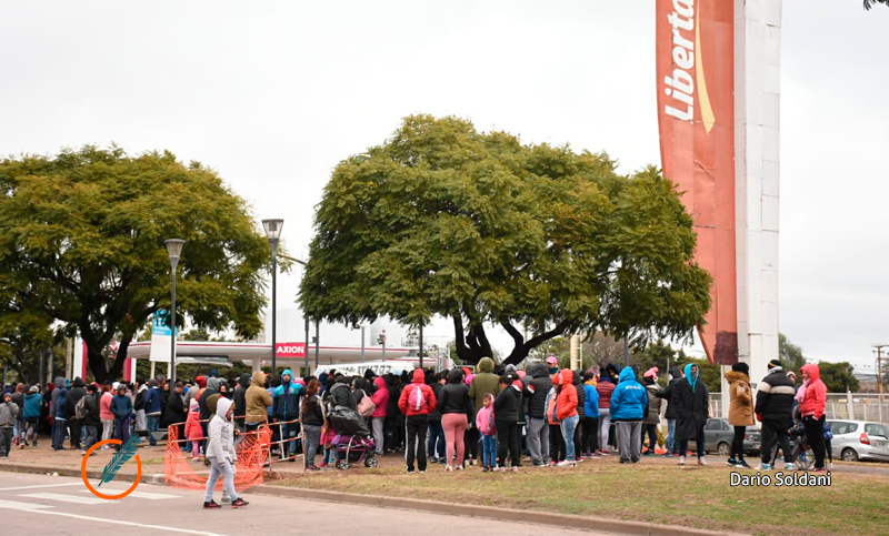 Tensión y reclamo de vecinos de distintos barrios frente al supermercado Libertad