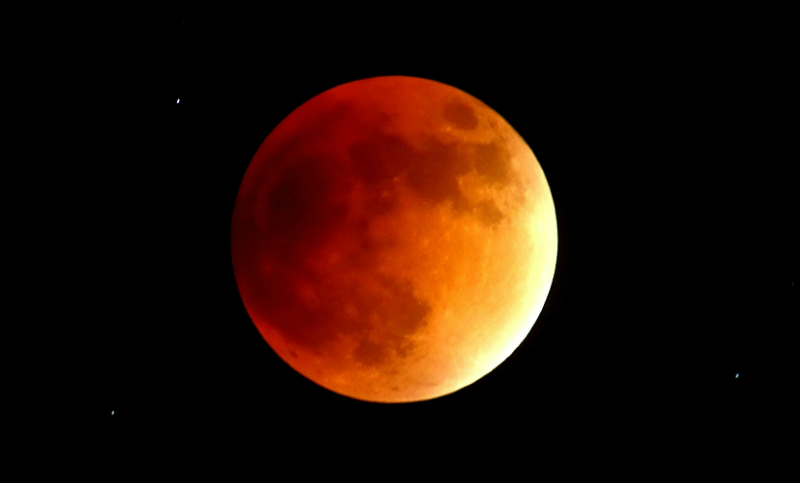 El mundo fue testigo de un cautivante eclipse total de la Luna
