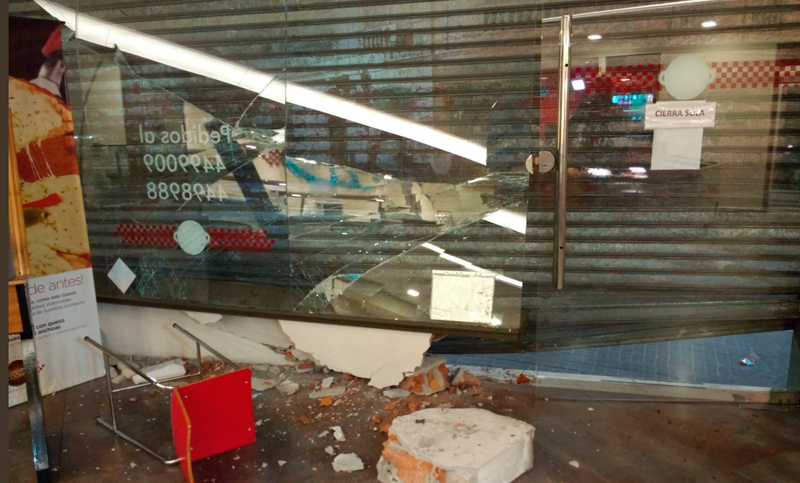 Violento accidente en esquina céntrica deja frente de comercio destruído
