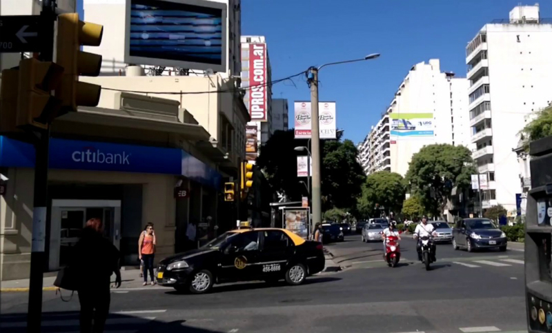 Imputaron a tres cuidacoches por intento de robo a un policía