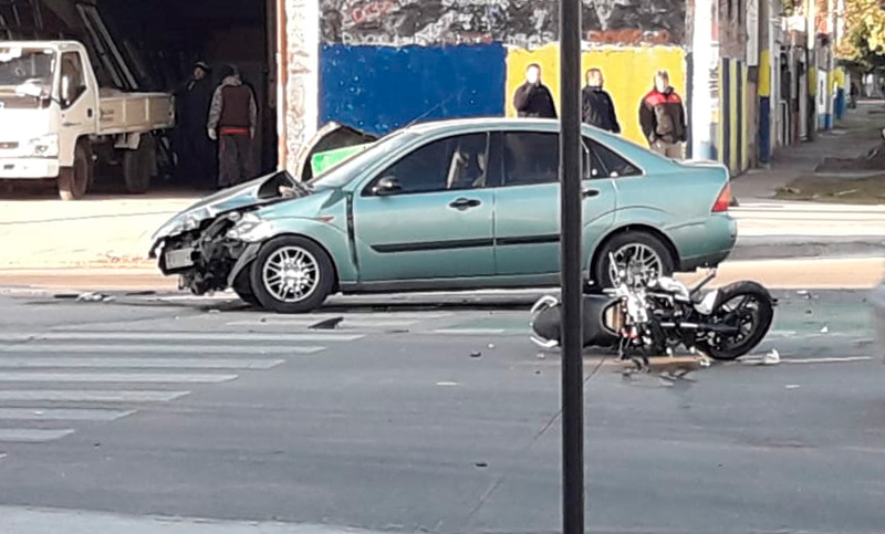 Un herido grave en un siniestro entre una moto y un auto