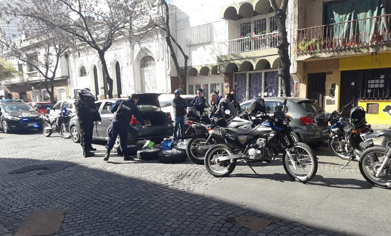 Detuvieron a un hombre mientras intentaba robar ruedas en la zona centro