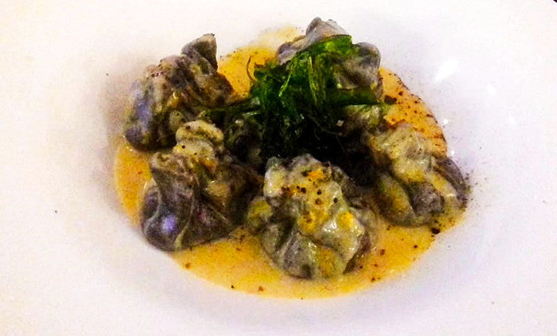 Saccotinos de tinta  de calamar rellenos con mousse de  salmón y lima