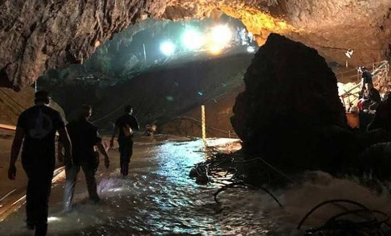 Fueron rescatados con éxito los 12 niños y el entrenador atrapados en una cueva de Tailandia