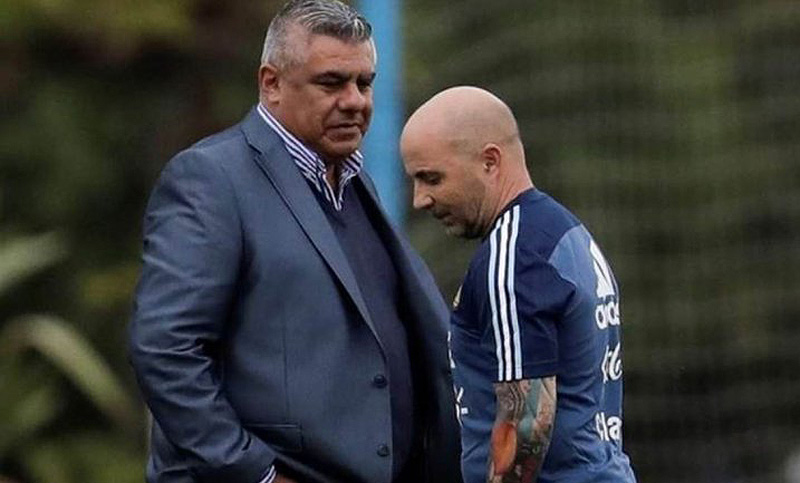 Tapia y Angelici le dijeron a Sampaoli que su ciclo «está terminado», pero el técnico resiste en el cargo