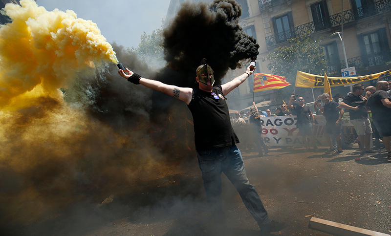 Huelga de taxistas en Barcelona contra Uber y Cabify