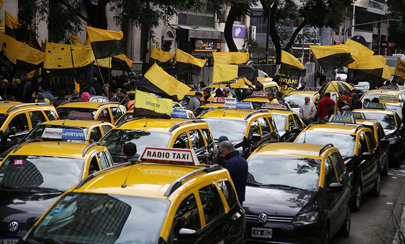 Nueva protesta de taxistas contra Uber en el microcentro porteño
