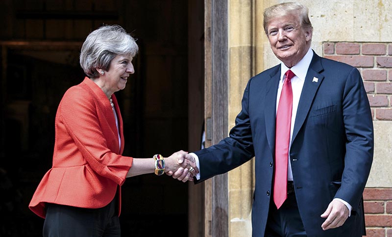 Trump degradó a Theresa May, y no se inclinó ante la reina