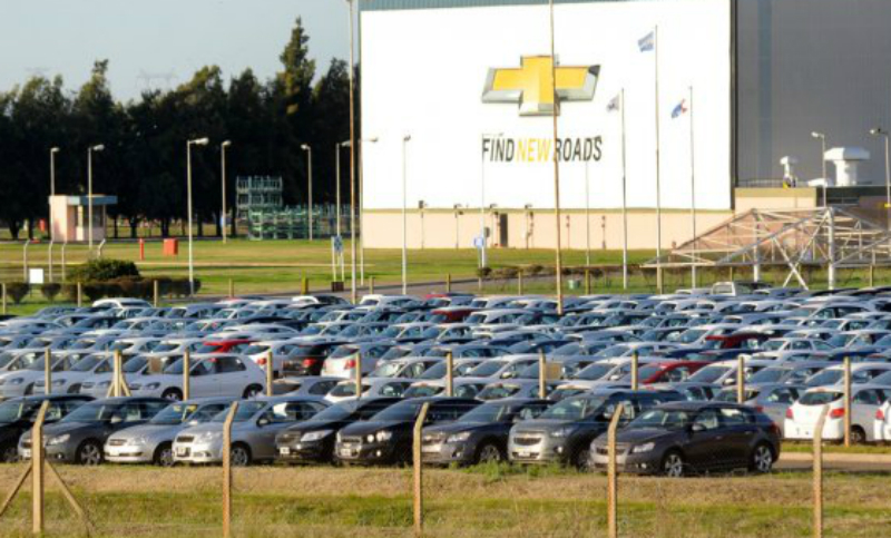 Renault suspendió a 1800 operarios y General Motors a 1500