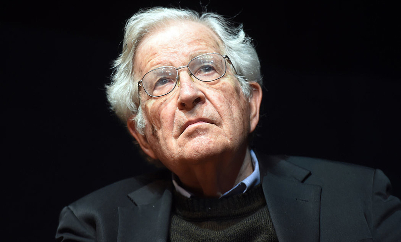 Noam Chomsky advirtió que Estados Unidos e Israel piensan en atacar a Irán