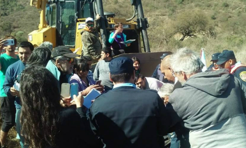 La Policía apresó a ambientalistas que intentaban detener una topadora