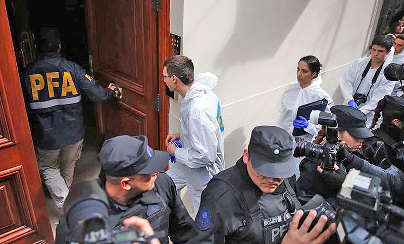 El abogado de Cristina Kirchner denunció que tras el allanamiento había sustancias tóxicas en el departamento