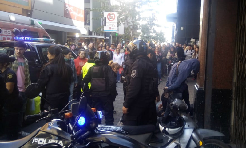Peatones golpearon a dos hombres que acusaron de robar en el centro