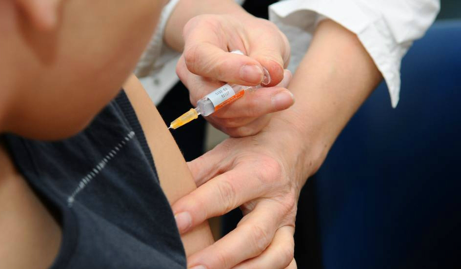 Bacarella repudió la suspensión de la vacuna contra la meningitis