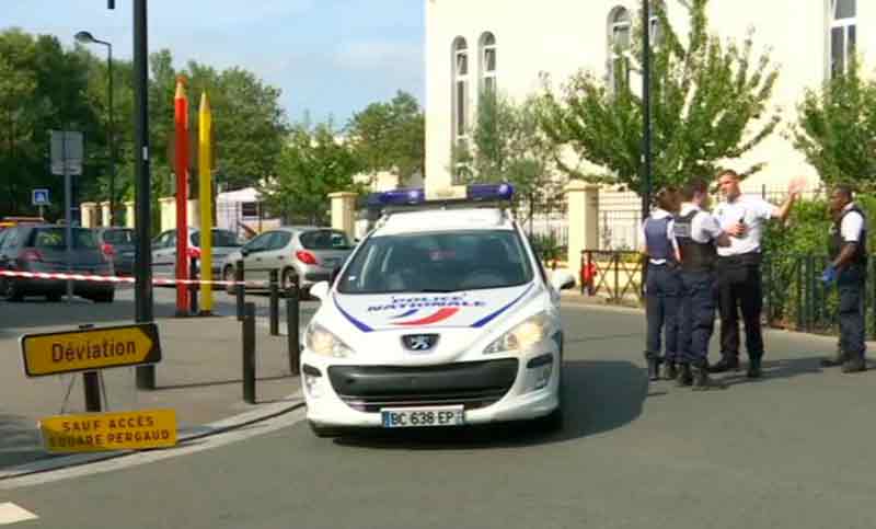 Un muerto y dos heridos en ataque con cuchillo cerca de París