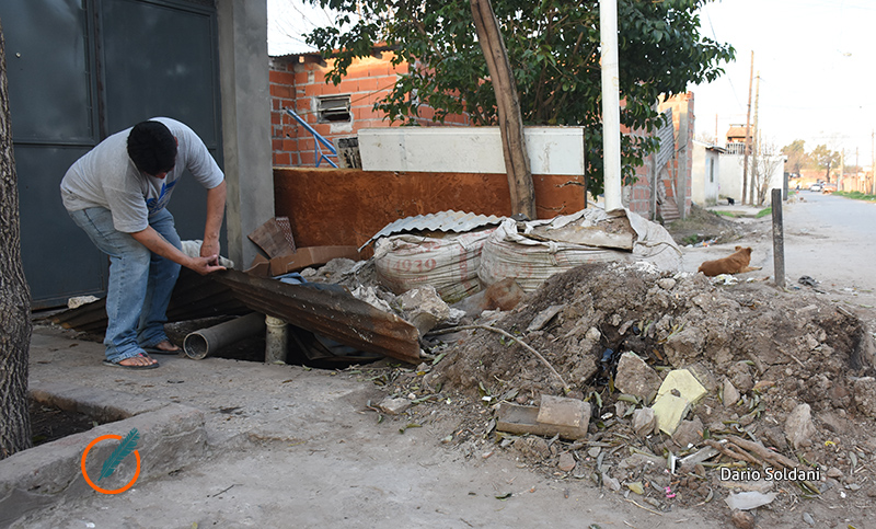 Vecinos de zona suroeste reclaman por una obra cloacal en mal estado