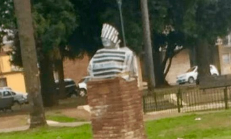 El busto de Néstor Kirchner apareció con un traje de preso