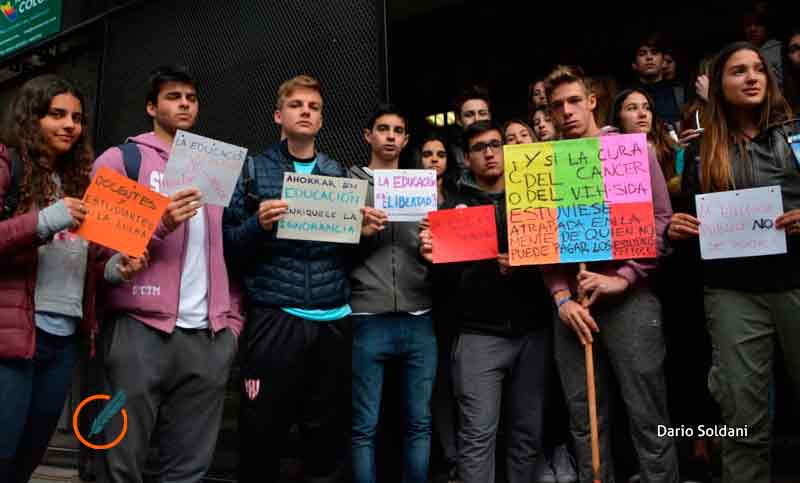 Alrededor de veinte docentes del Superior de Comercio volvieron a dar clases