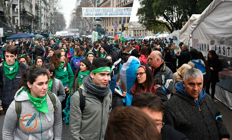 Pañuelos verdes y celestes: las imágenes de la vigilia frente al congreso