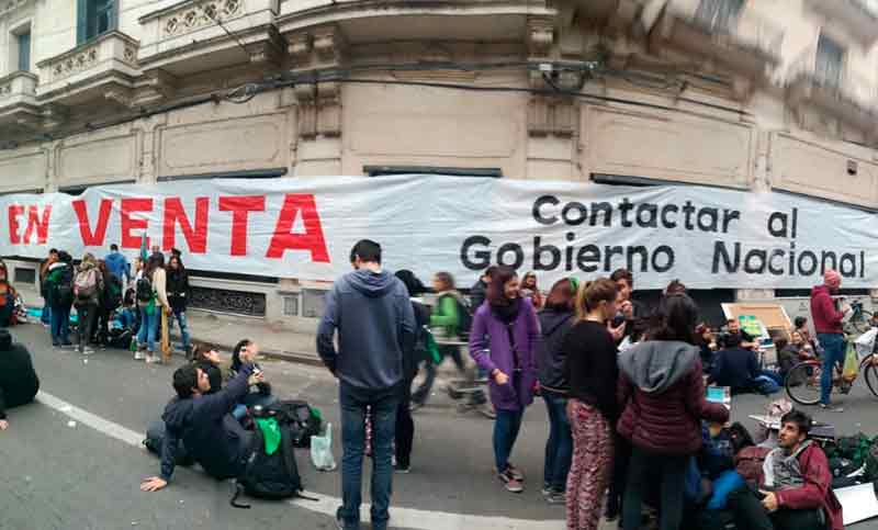 “Vamos a seguir con la toma hasta que los docentes puedan romper el techo salarial”
