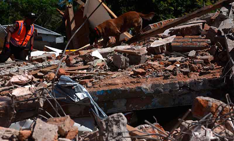 El balance de muertos del terremoto de Indonesia supera los 430