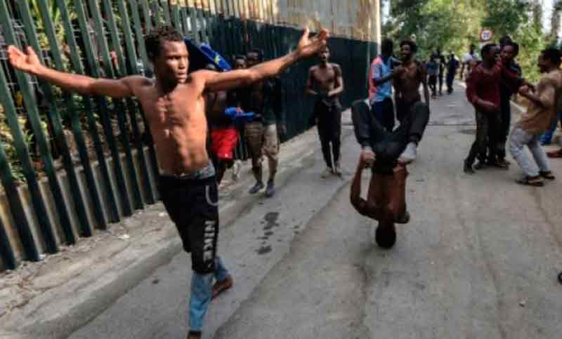 Un centenar de migrantes saltan al enclave español de Ceuta desde Marruecos