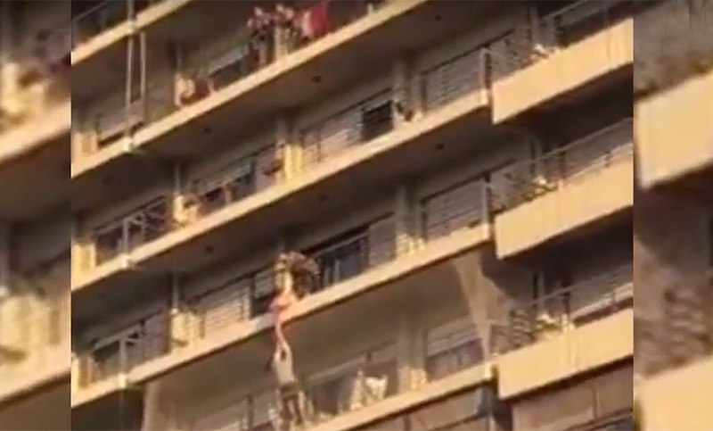 Video: tiene 8 años, quedó colgado de un balcón y lo rescataron