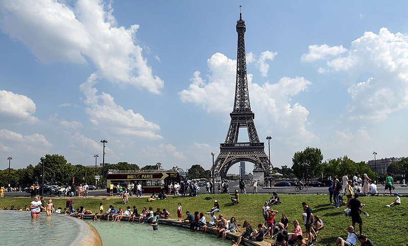 Cierran la Torre Eiffel por conflicto laboral a raíz de las largas filas de espera