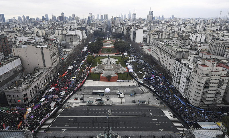 La voz de la calle: testimonios verdes y celestes recogidos frente al Congreso