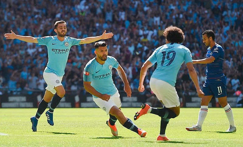 Un doblete de Agüero guía al City a alzar su primer trofeo del año