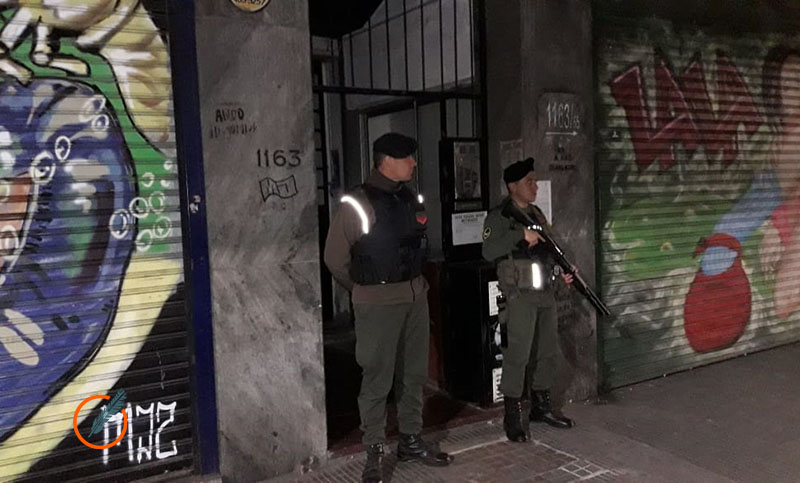 Allanaron el domicilio de un policía presuntamente involucrado en la balacera a Fiscalía