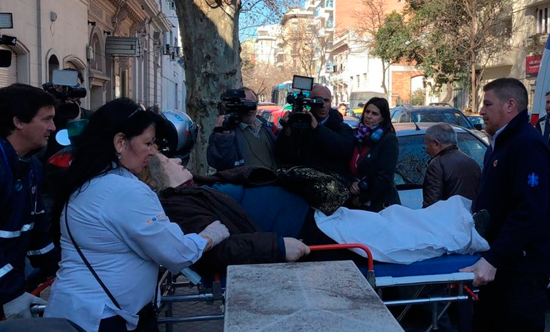 Se desprendió un cartel de una obra en construcción y cayó sobre una mujer