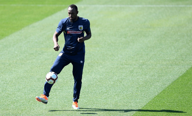 Usain Bolt entrenó por primera vez con su equipo de fútbol